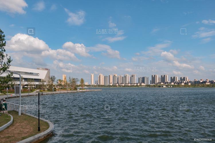 航拍常熟琴湖公园 碧水绿廊间的商贸繁华